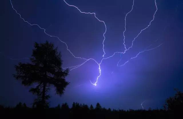 雷雨天气应远离高压电杆铁塔避雷针多少米？ 3