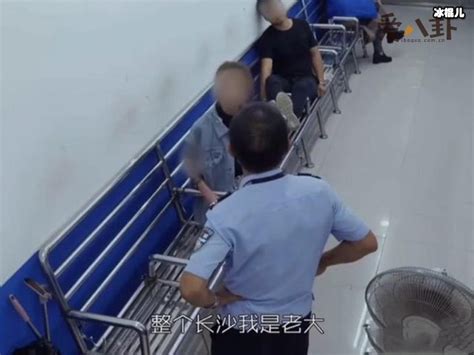 15岁少女自诩“长沙老大”大闹派出所，其行为是否触及刑事责任边界？ 4