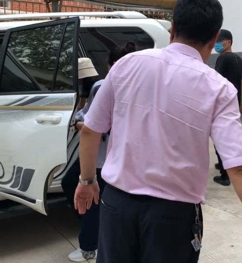 张子枫私家车惊现考场！明星特权何时能止？ 2