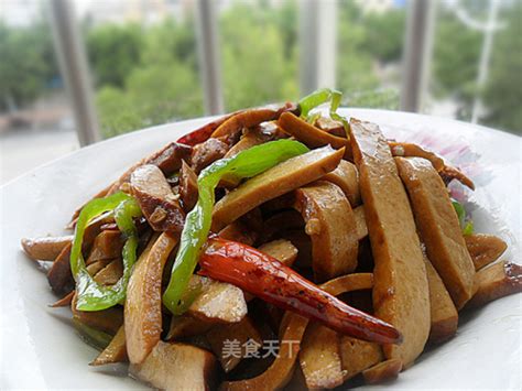 青椒与豆腐干的美味炒制方法 2