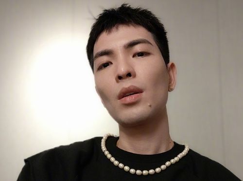 王嘉尔向白敬亭深情告白，小白甜蜜回应并特邀兄弟团见证！ 1