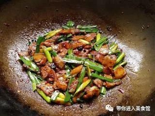 家常美味：蒜苗回锅肉的详细做法教程 4