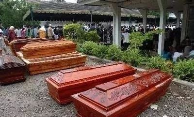 揭秘：死人入殓传统与习俗，棺材内放置硬币的真相 4