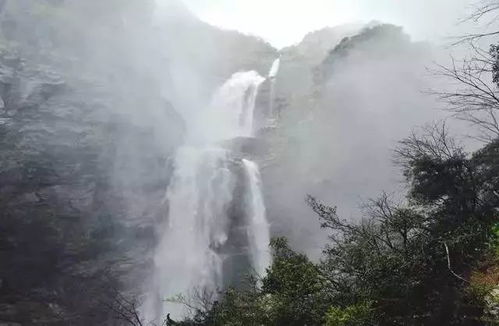 香炉峰紫烟缭绕，遥望瀑布如银河倾泻 1