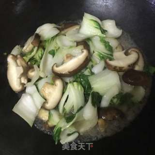 家常美味秘籍：轻松学会香菇青菜的烹饪技巧 3