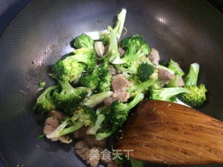 家常美味：西兰花炒肉的简易做法 2