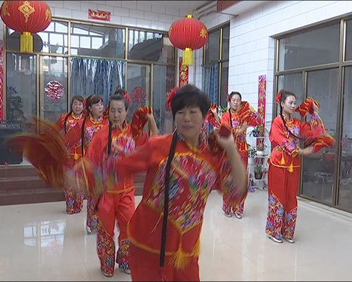 民间广场舞大神震撼瞬间，巨型'嗨'翻全场，笑点燃爆你全年记忆！ 4