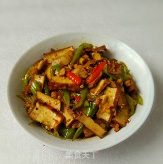 家常美味秘诀：香干炒肉的制作步骤 2