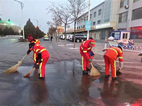 北京环卫工人深夜力排红毯积水，一举一动彰显城市守护者精神 1