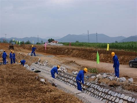 如何进行填土、挖土及土方路基施工？ 2