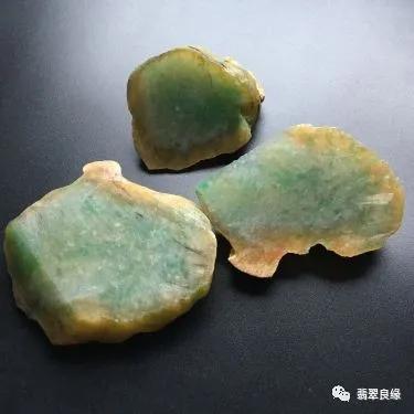 揭秘：轻松学会鉴别翡翠原石上的松花技巧 3