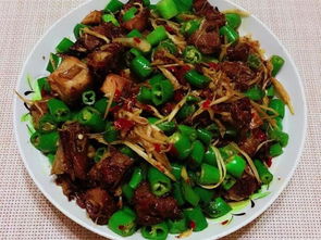 青椒爆炒辣子鸡的制作方法 3